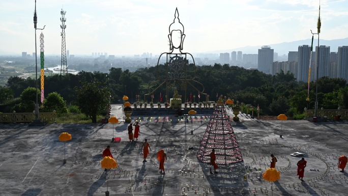 瑞丽市点灯节僧人开始准备的延时画面