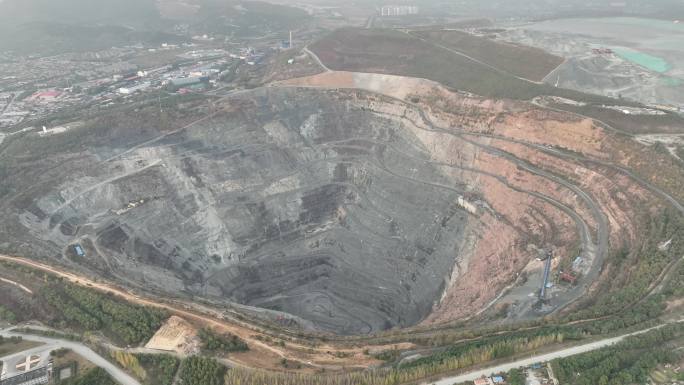 亚洲最深的大孤山铁矿矿坑