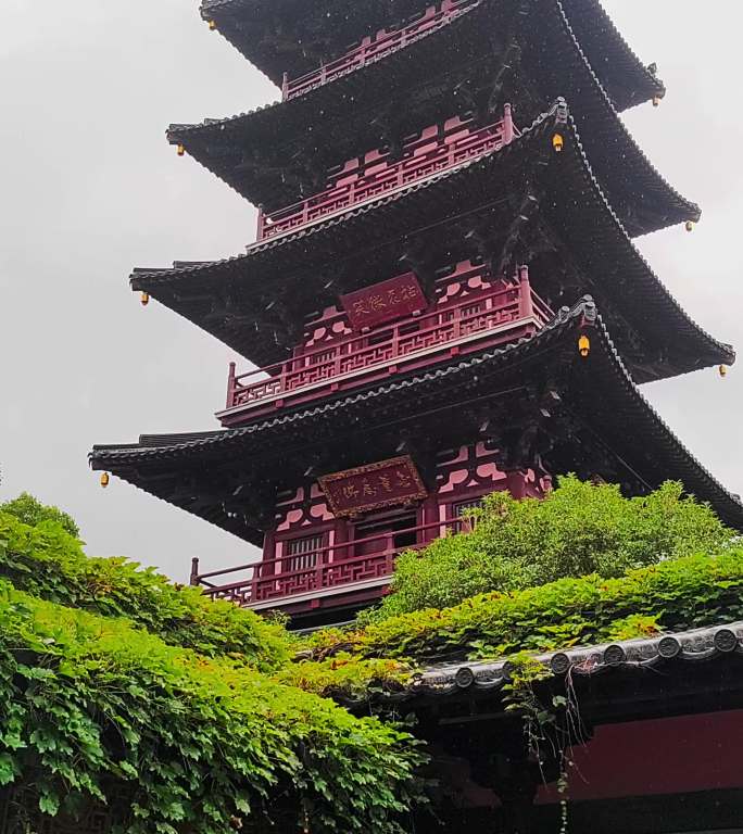 江苏苏州雨中的寒山寺普明宝塔