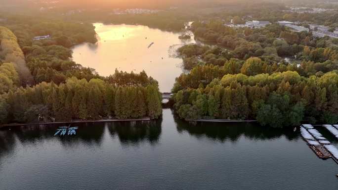 航拍夕阳下的中国杭州西湖杨公堤