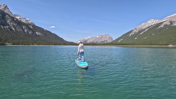 女子桨板(SUP)在山湖的POV