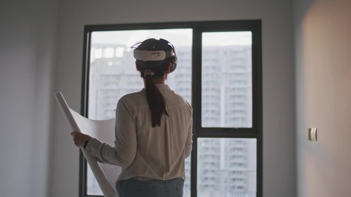 工程师或建筑师使用VR眼镜在MIX现实设计中工作