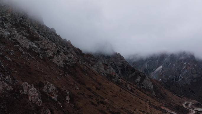 川西秘境高级大气山脉云雾缭绕雪山航拍
