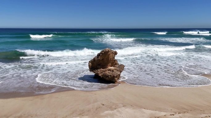 海浪拍打着澳大利亚维多利亚州莱伊16号沙滩上的岩层