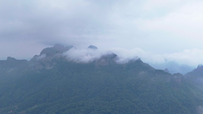 云雾缭绕笼罩山头都峤山云海延时