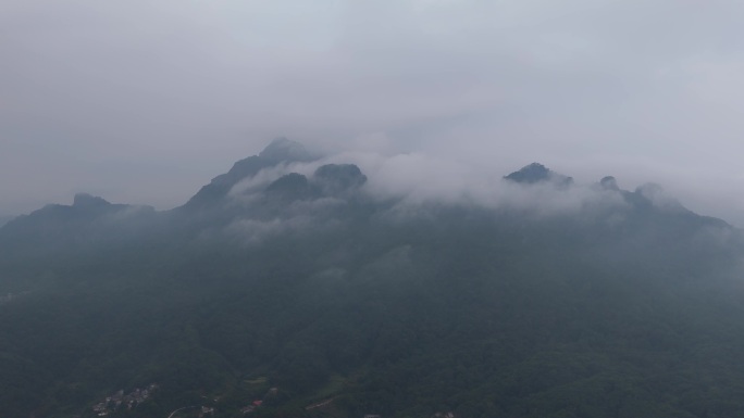 云雾缭绕笼罩山头都峤山云海