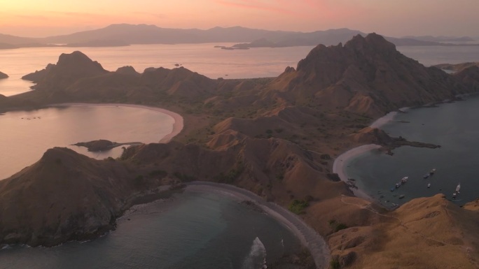 在科莫多国家公园的帕达尔岛的空中无人机日落场景，美丽的景观印度尼西亚