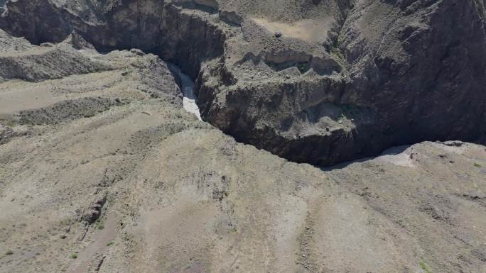 航拍新疆独库公路上的峡谷