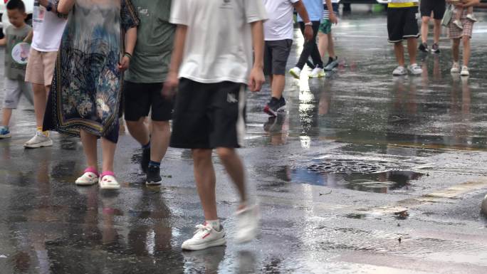 4K暴雨后城市斑马线过马路的人群脚步实拍