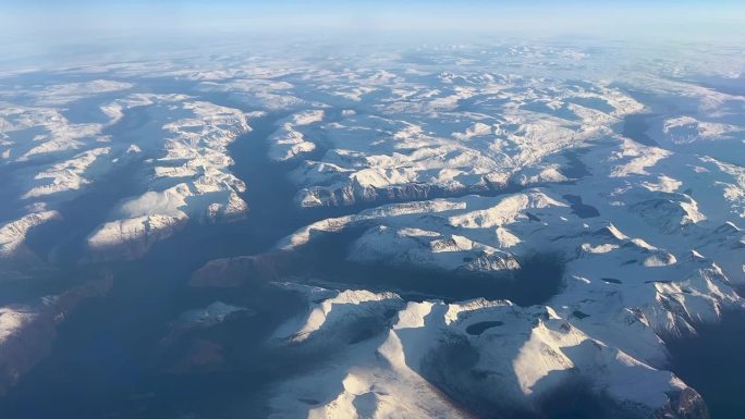 从飞机上俯瞰挪威，群山被雪覆盖