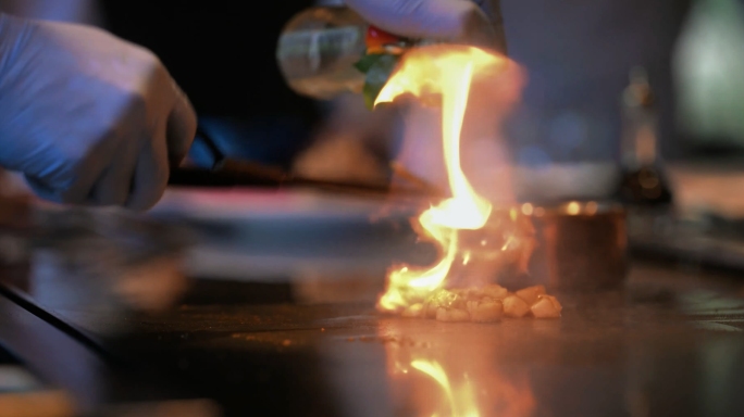 日式料理铁板烧海鲜牛排红酒宣传