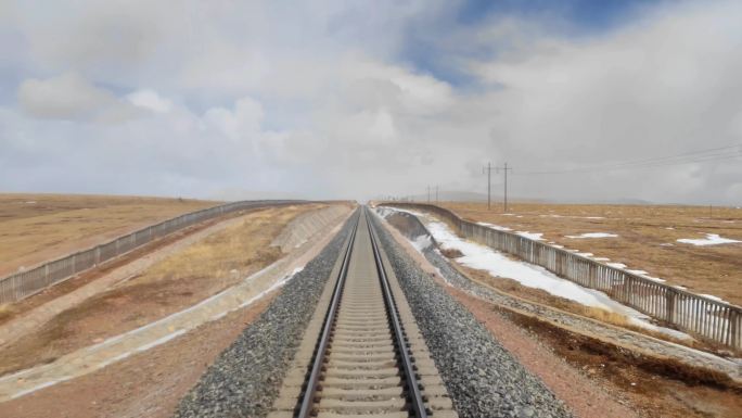 青藏铁路安多路段铁轨轨道