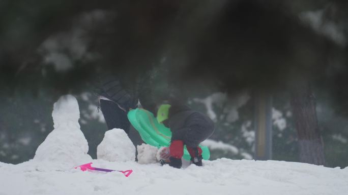 4k冬季雪景空镜人文景观公园雨夹雪暴雪素