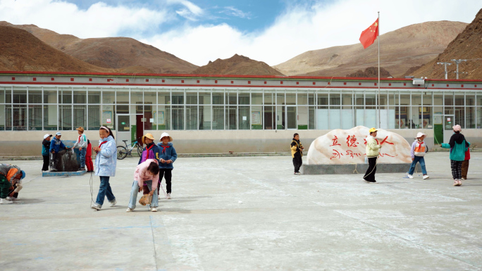 一群藏族小学生和镜头互动