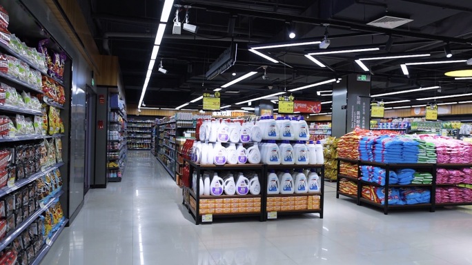 4k大型超市商品摆满货架空镜