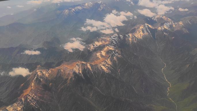 飞机窗外航拍岷山山脉雪山风光