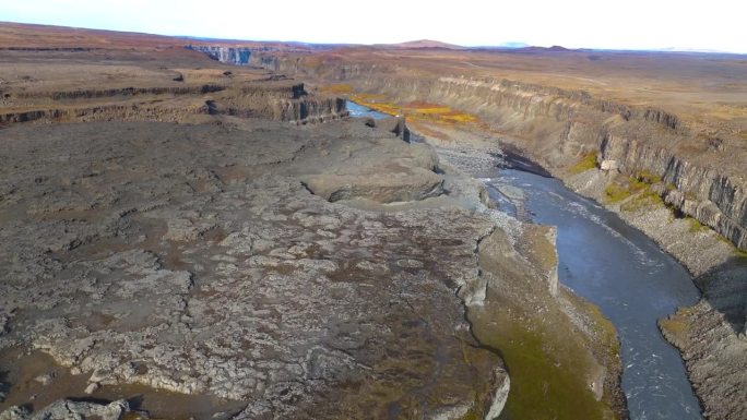 空中拍摄的美丽的Jokulsargljufur峡谷穿过冰岛