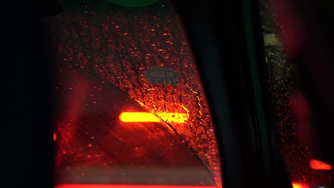4K雨天出行打车玻璃上水珠空镜意境实拍