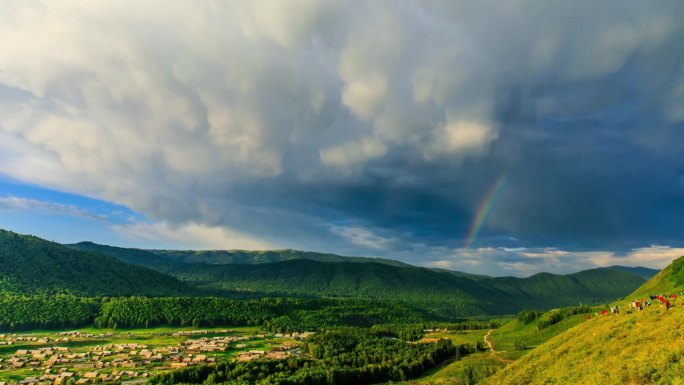 中国新疆，暴雨前的青山和壮观的天空云与彩虹。