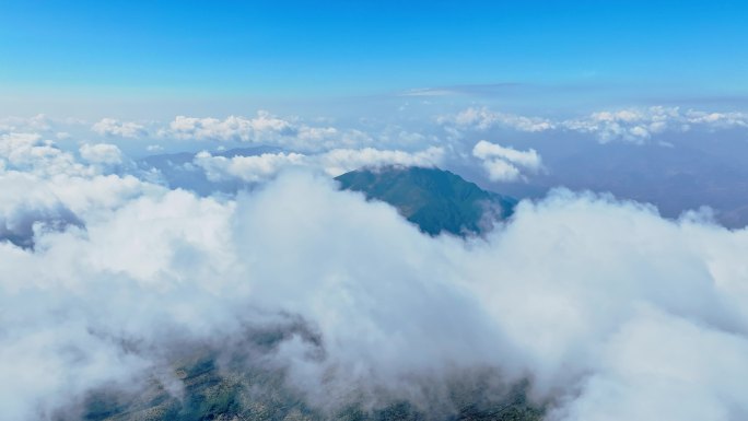 蓝天白云中的乌蒙大山