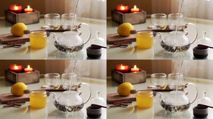将热气腾腾的水倒入煮绿茶的透明壶中。