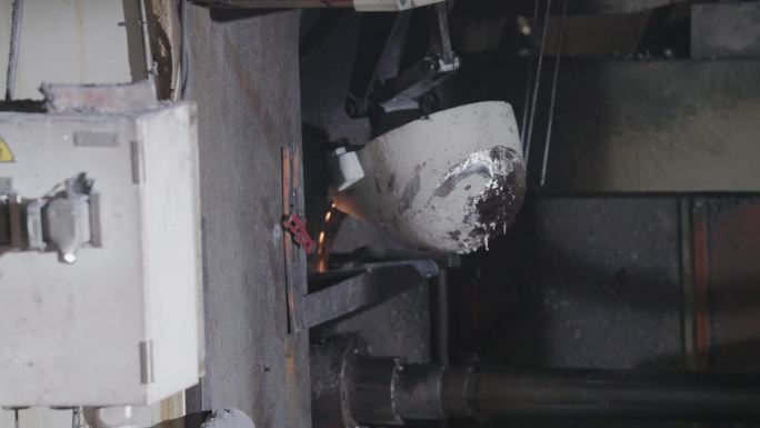 将铝块送入熔炉，铝块高温溶解，工业熔炉