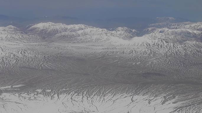 飞机窗外航拍祁连山脉雪山群峰风光