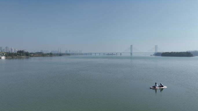 航拍襄阳汉江湿地划桨板小船月亮湾自然风光