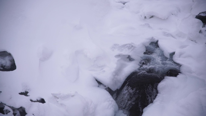 雪地水流