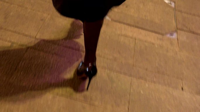 女人高跟鞋走路，夜晚跟踪