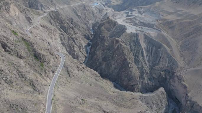 航拍新疆独库公路上的峡谷