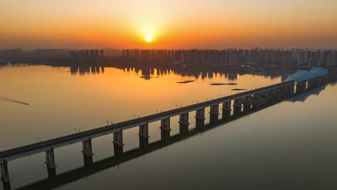 黄昏日落下的高铁跨江大桥航拍延时