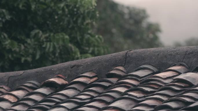 屋檐下雨瓦房