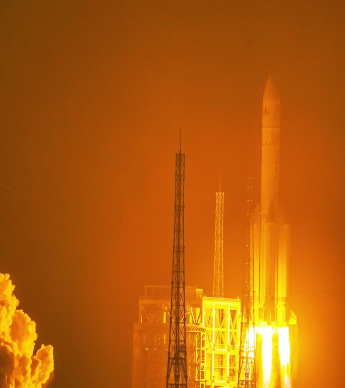 中国长征运载火箭发射火焰喷射壮观场景