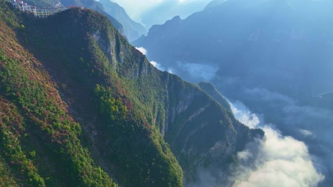 航拍三峡红叶