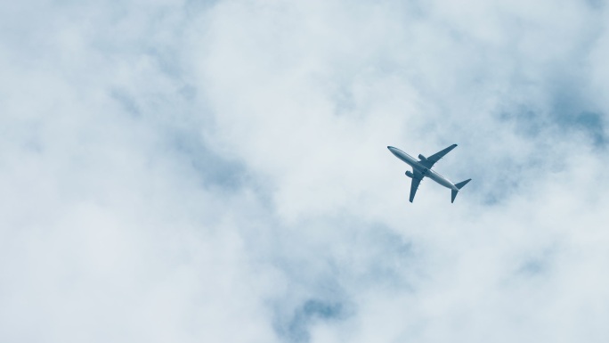 航空空客飞机飞过头顶飞机飞过空运