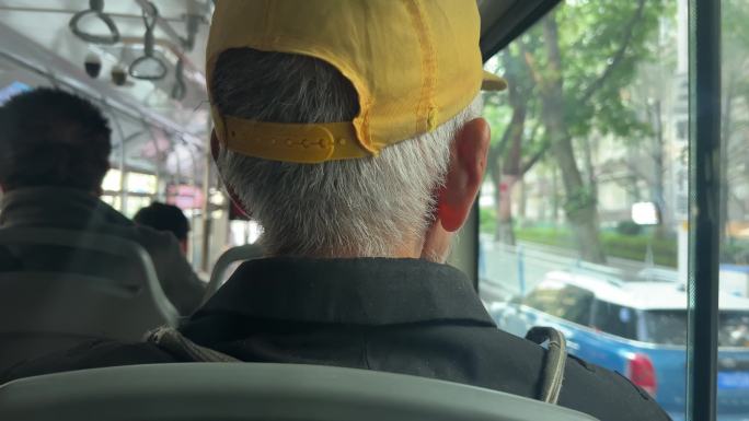 公交车老人