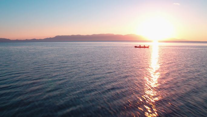 赛里木湖 日出 湖水 小船 新疆