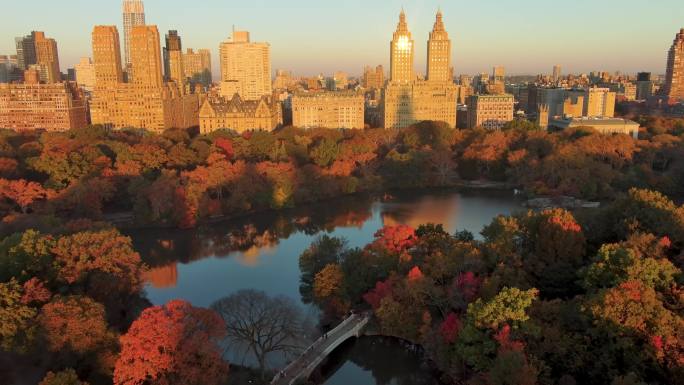 航拍纽约中央公园曼哈顿摩天大楼日出湖水