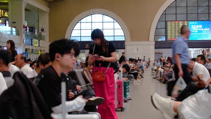 火车动车高铁火车站乘客人流旅客人群武汉汉