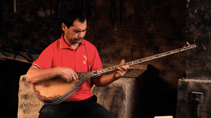 喀什铁匠铺炉前弹奏新疆传统乐器冬不拉4k
