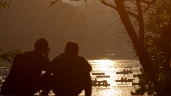 湖边坐着的男女背影