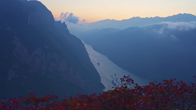 航拍三峡红叶