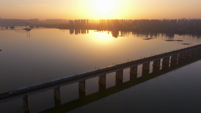 黄昏日落下的高铁经过桥梁