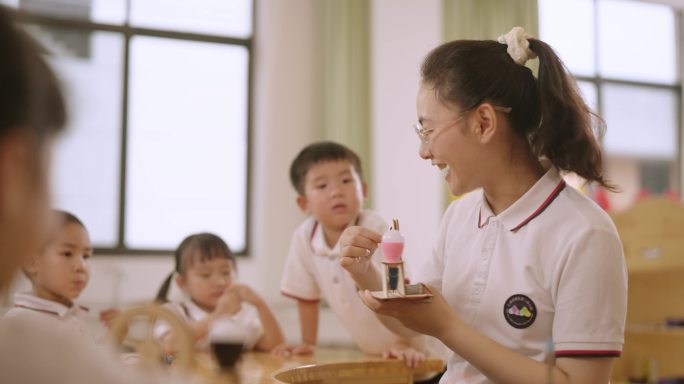 幼儿园孩子教室里上手工课科学课