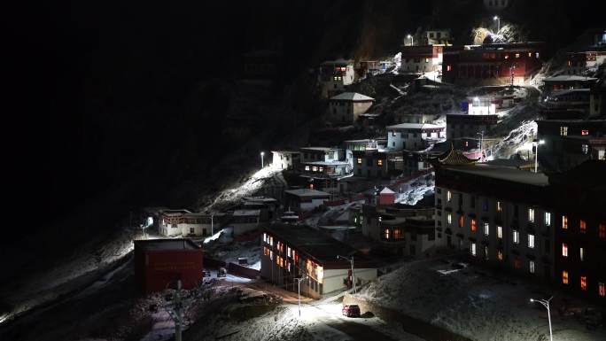 大雪天的夜晚 孜珠寺的僧人念经修行