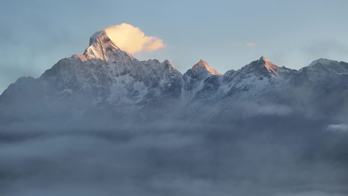 四姑娘山日照金山