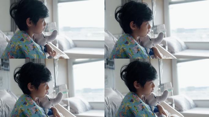 一个小病人带着一个可爱的洋娃娃躺在医院的病床上，头痛不已。