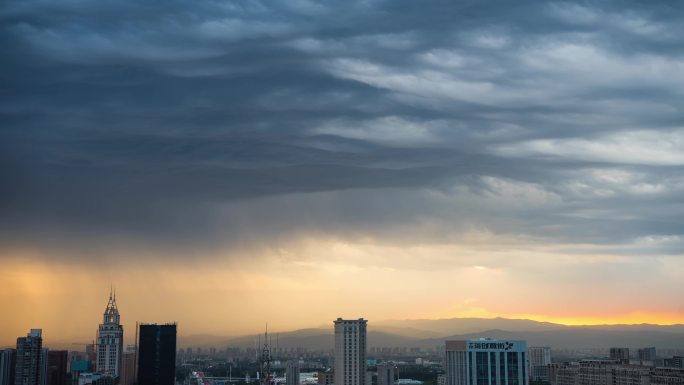 城市夏末雷阵雨4K延时