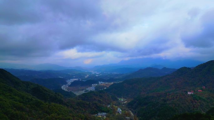 安徽秋季大别山天堂寨山川丁达尔光4k航拍